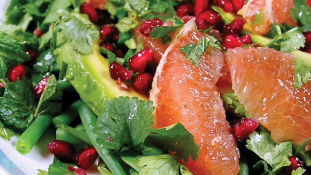 spinach salad with delicious fruits and veggies